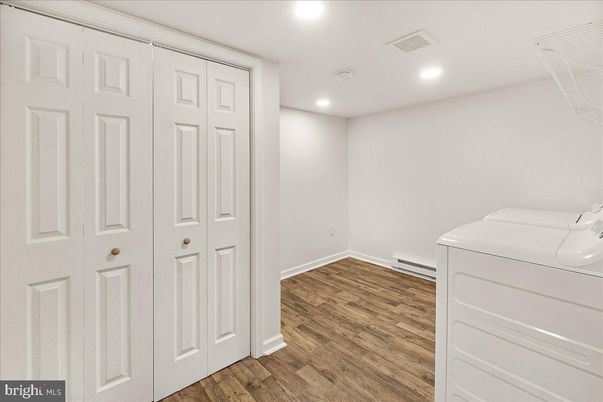 Interior, Recessed Lighting, Washer, Wood Texture Flooring