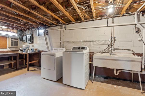 Interior, Washer, Wooden Beams