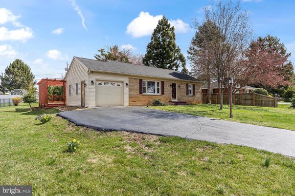 Attached, Backyard, Exterior, Facade, Brick Facade, Cape Cod