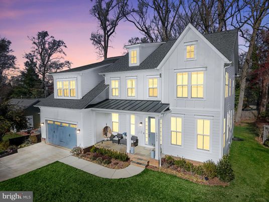 Attached, Exterior, Facade, Farmhouse