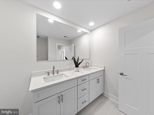 Bathroom, Dual Sink Vanities, Interior, Recessed Lighting