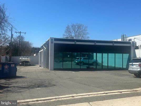 Exterior, Facade, Modern
