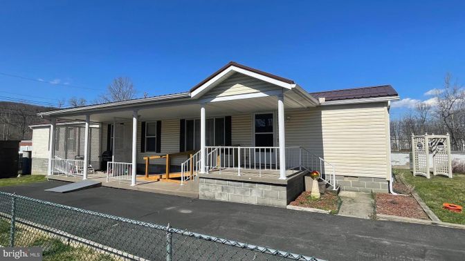 Exterior, Facade, Solar Panels, American Craftsman