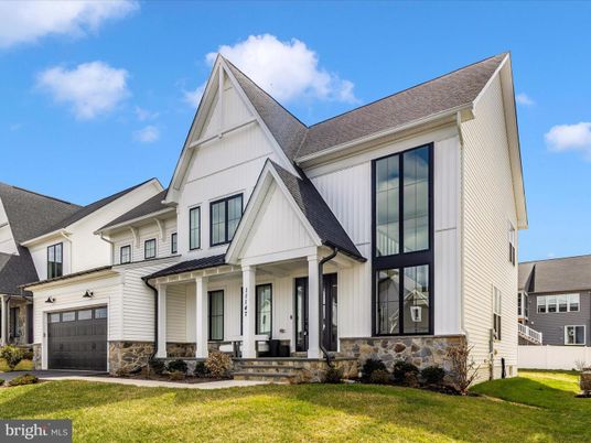 Attached, Exterior, Facade, Farmhouse