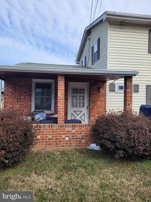 Exterior, Facade, Brick Facade, Cape Cod