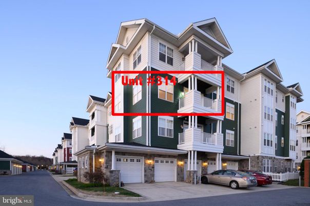 Attached, Exterior, Facade, Queen Anne Victorian
