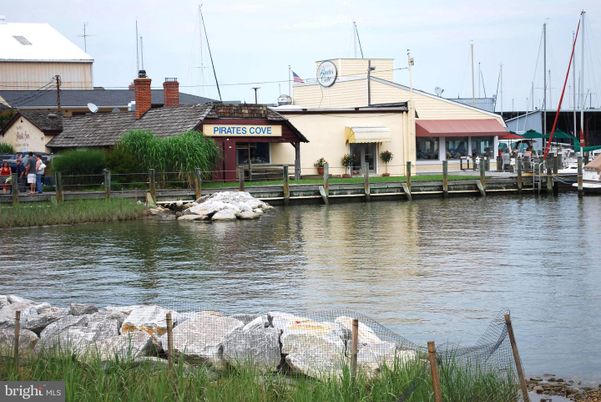 Exterior, Lake