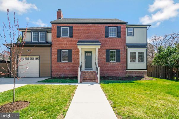Attached, Exterior, Facade, Brick Facade, Georgian