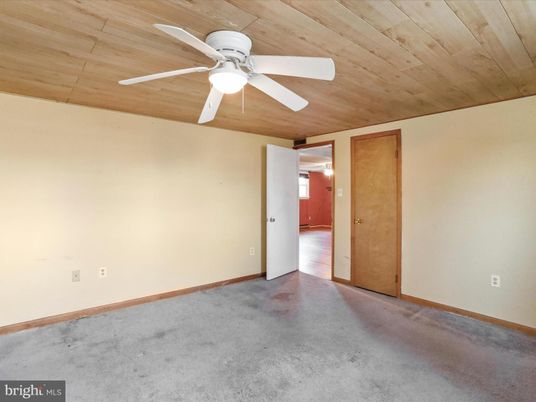Empty room, Interior, Wooden Ceilings