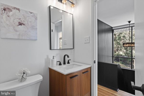 Bathroom, Interior, Pendant Lights, Wood Texture Flooring