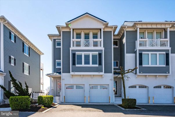 Attached, Exterior, Facade, Rowhouse