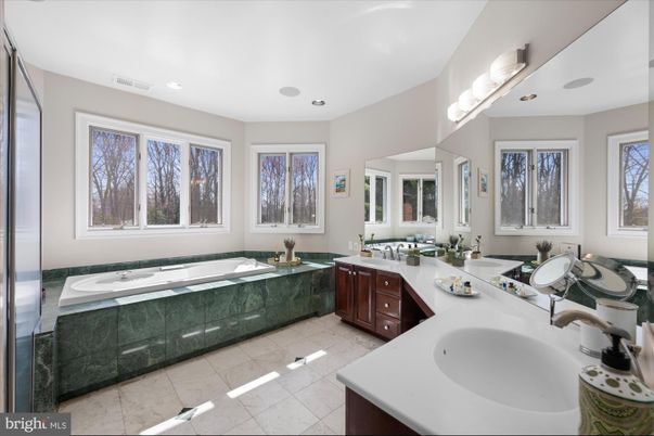 Bathroom, Dual Sink Vanities, Interior, Recessed Lighting