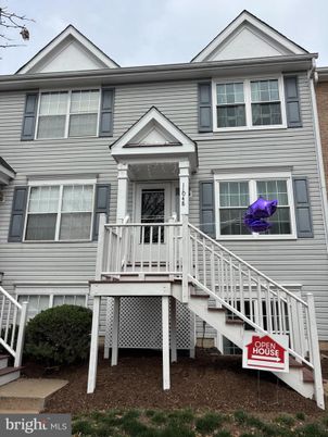 Exterior, Facade, Rowhouse