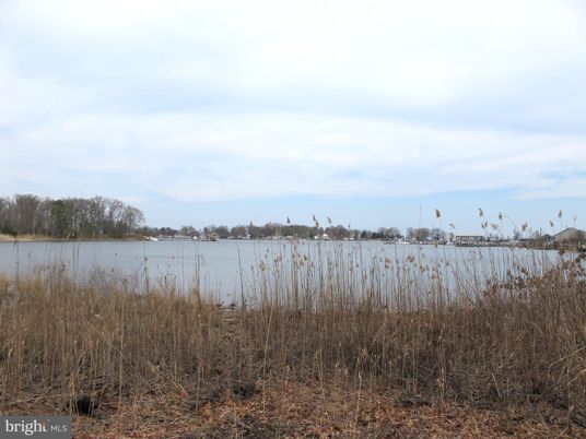 Exterior, Lake
