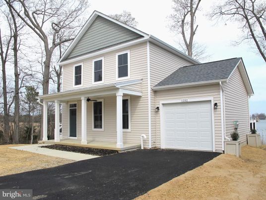 Attached, Exterior, Facade, Farmhouse
