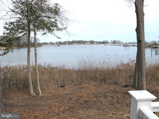 Exterior, Lake