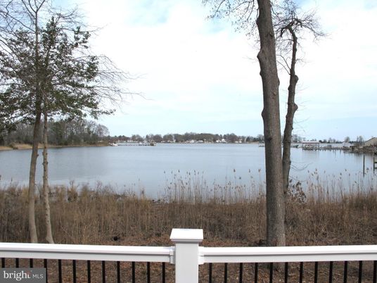 Exterior, Lake