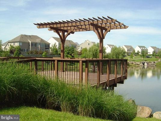 Exterior, Lake