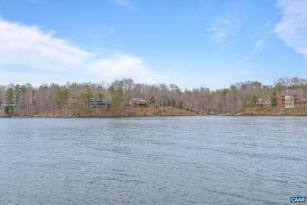 Exterior, Lake