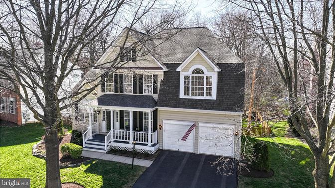 Attached, Exterior, Facade, Queen Anne Victorian