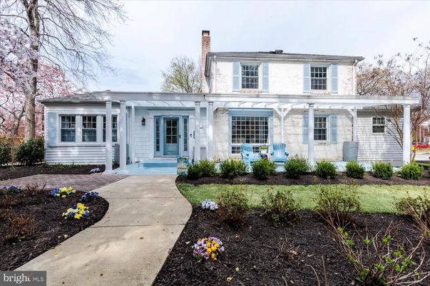 Exterior, Facade, Ranch