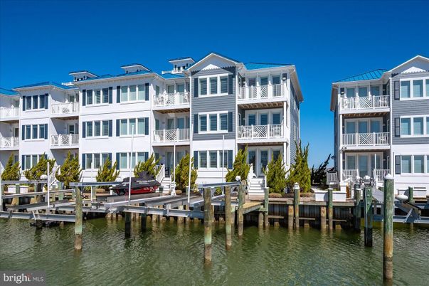 Exterior, Lake