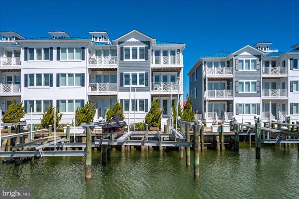 Exterior, Lake