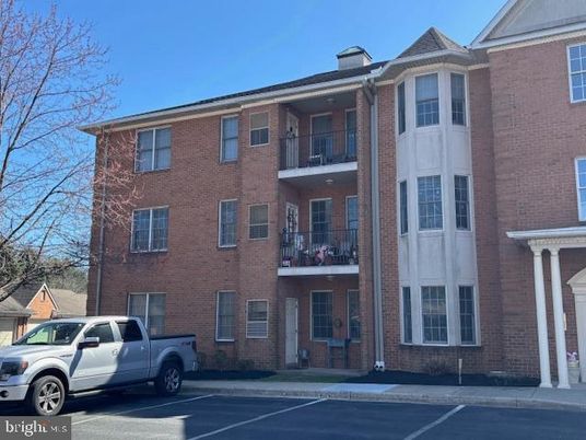 Exterior, Facade, Brick Facade, Rowhouse