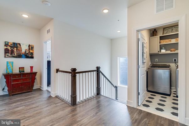 Interior, Recessed Lighting, Washer, Wood Texture Flooring