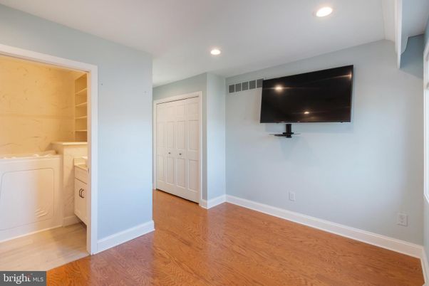 Interior, Recessed Lighting, Washer, Wood Texture Flooring