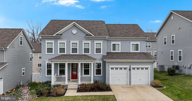Attached, Exterior, Facade, Farmhouse