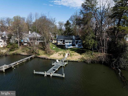 Exterior, Lake