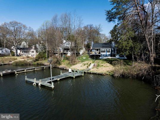 Exterior, Lake