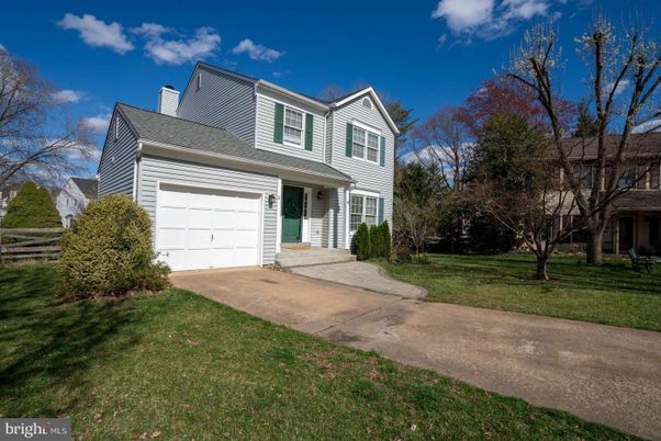 Attached, Exterior, Facade, Cape Cod