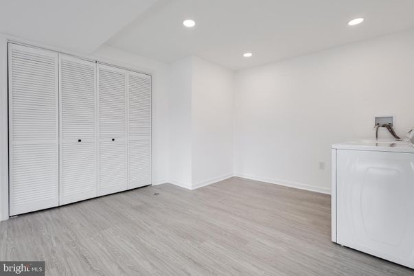 Interior, Recessed Lighting, Washer, Wood Texture Flooring