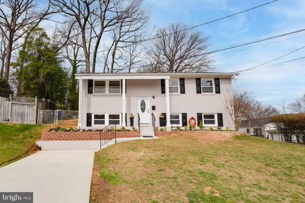 Backyard, Exterior, Facade, Raised Ranch