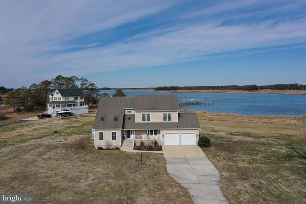 Attached, Exterior, Facade, Lake, Modern