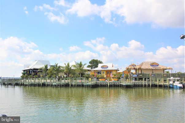 Exterior, Lake