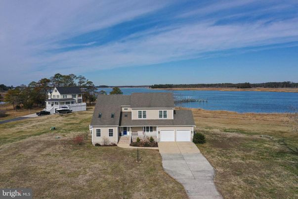 Exterior, Lake