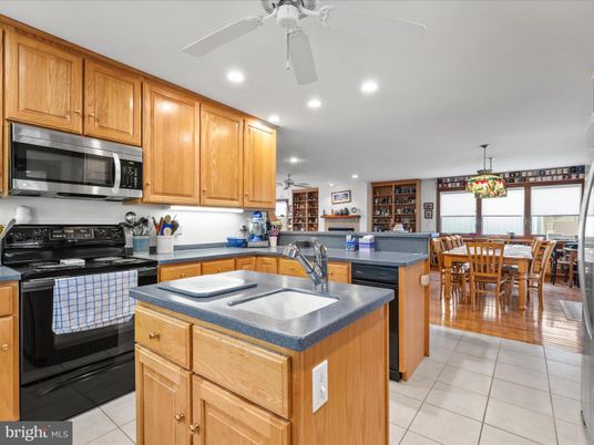 Dining room, Interior, Kitchen, Recessed Lighting, Stainless Steel Appliances