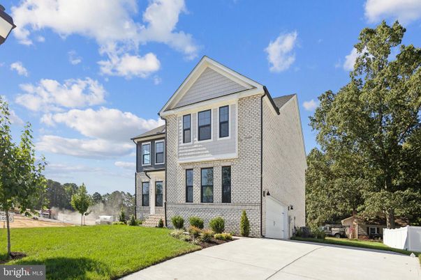 Attached, Exterior, Facade, Brick Facade, Queen Anne Victorian