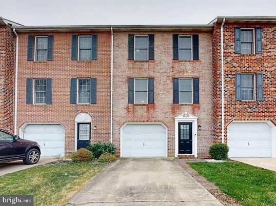 Attached, Exterior, Facade, Brick Facade, Rowhouse