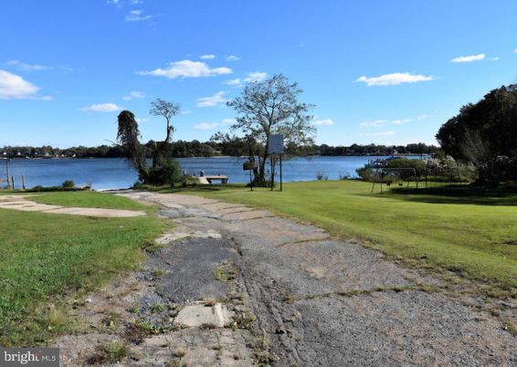 Exterior, Lake