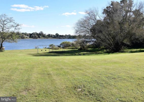 Exterior, Lake
