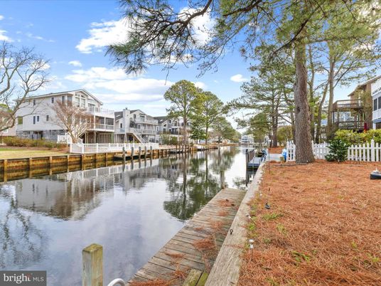 Exterior, Lake