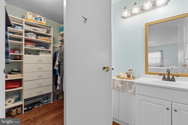 Bathroom, Interior, Walk-in Closets, Wood Texture Flooring