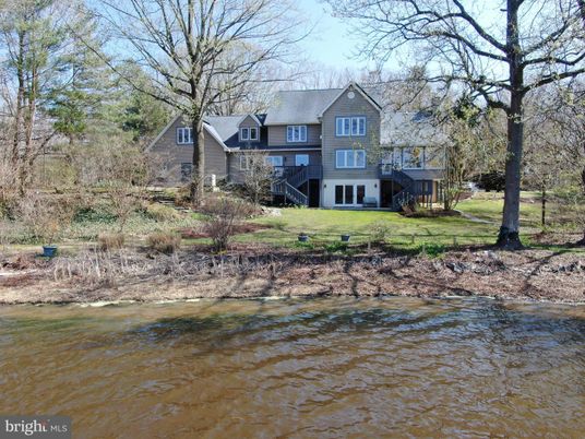 Exterior, Lake
