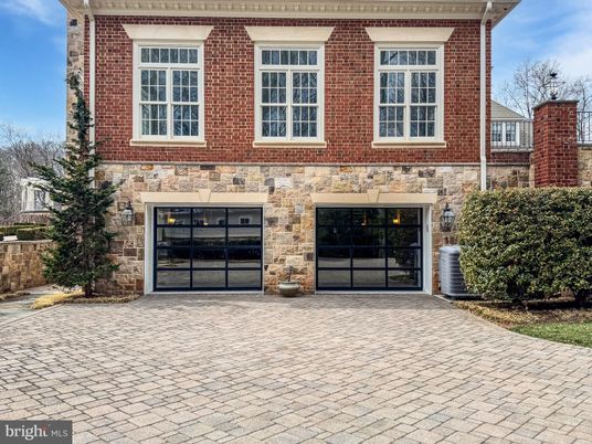 Attached, Exterior, Facade, Brick Facade, Georgian