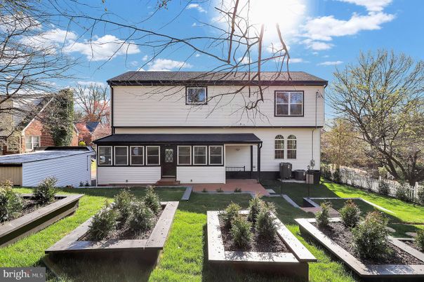 Exterior, Facade, American Foursquare