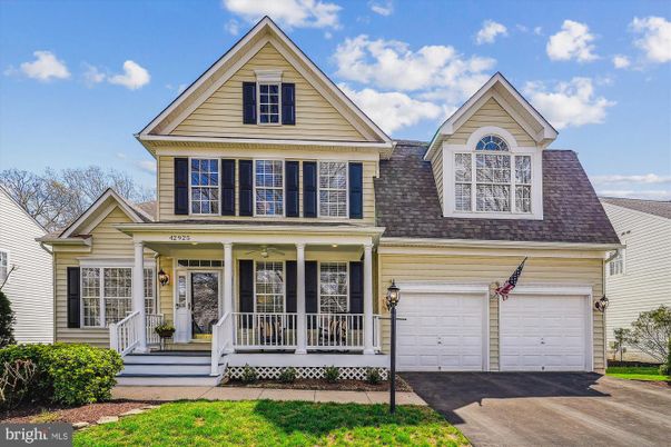 Attached, Exterior, Facade, Queen Anne Victorian